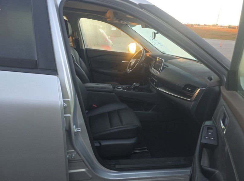 Used 2023 Nissan Rogue SV w/ SV Premium B Package image 11