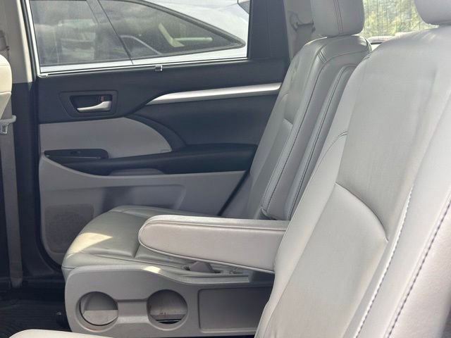 Used 2019 Toyota Highlander XLE FWD image 35