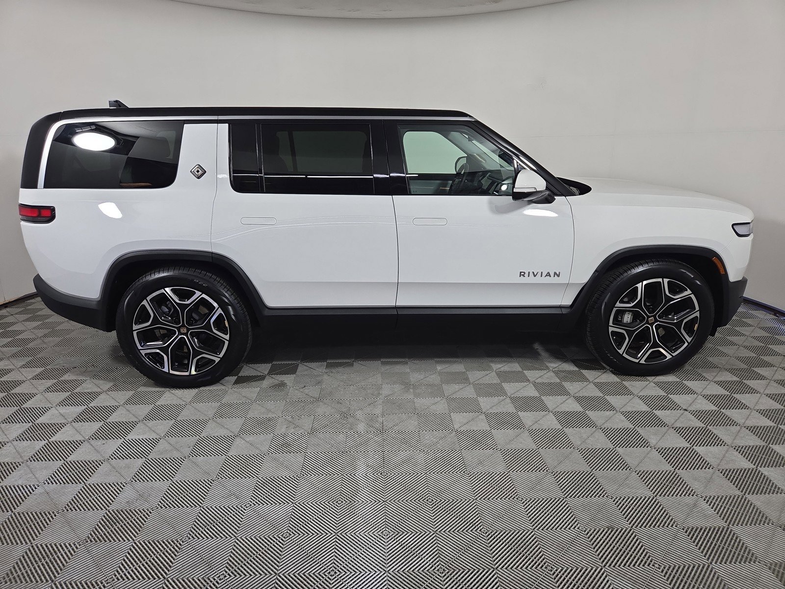 Used 2024 Rivian R1S Adventure image 5