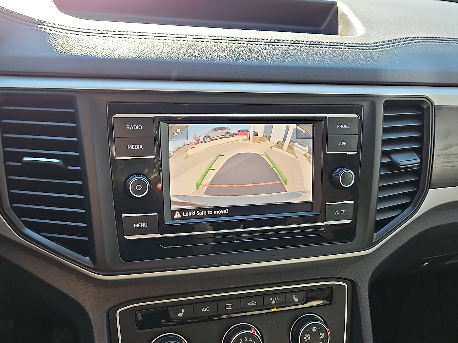 Used 2023 Volkswagen Atlas SE image 15