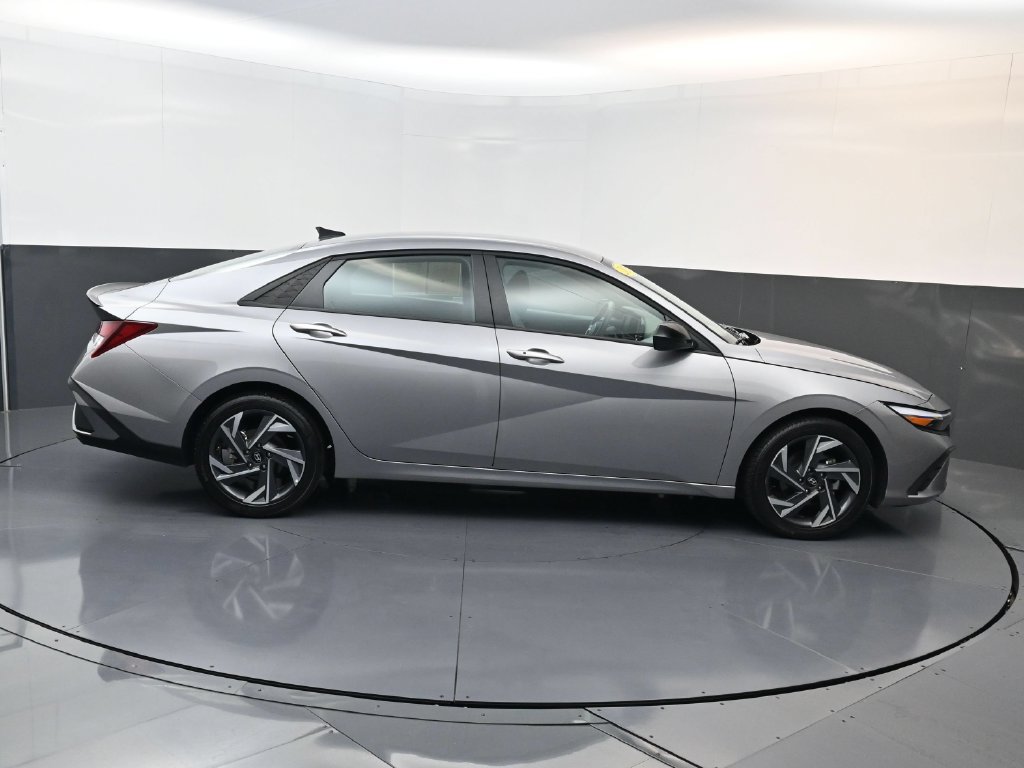 Used 2025 Hyundai Elantra Sport FWD image 3