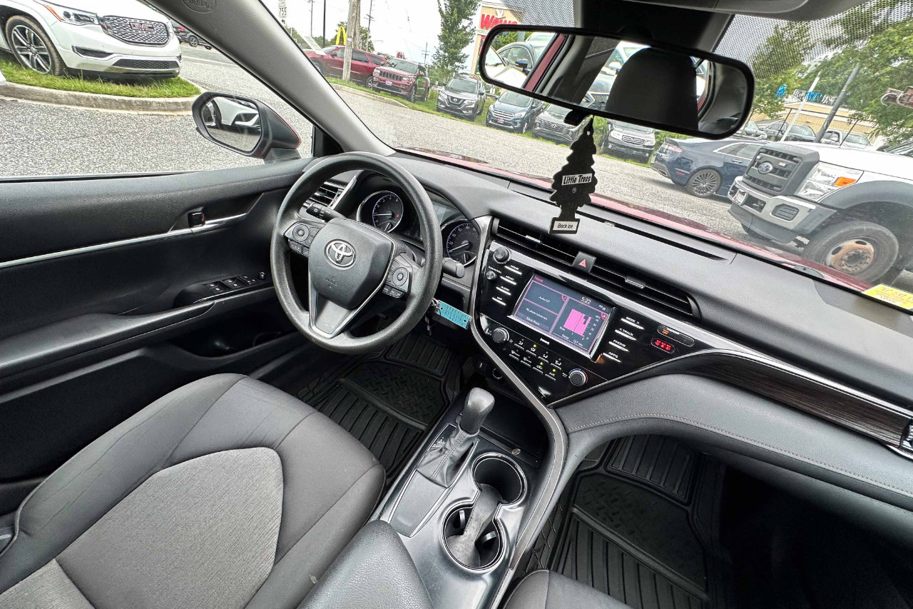 Used 2020 Toyota Camry LE image 14