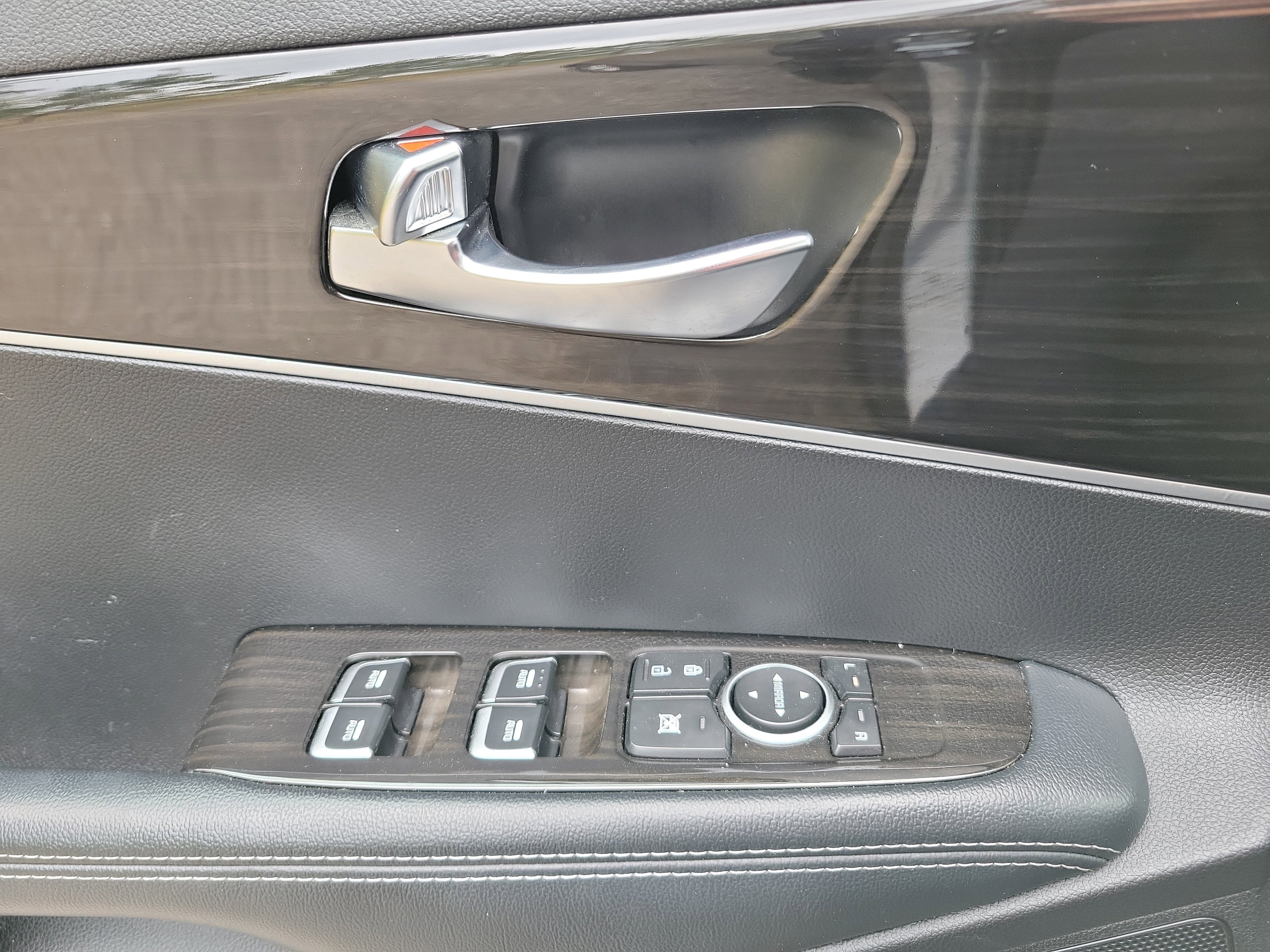 Used 2020 Kia Sorento LX image 18