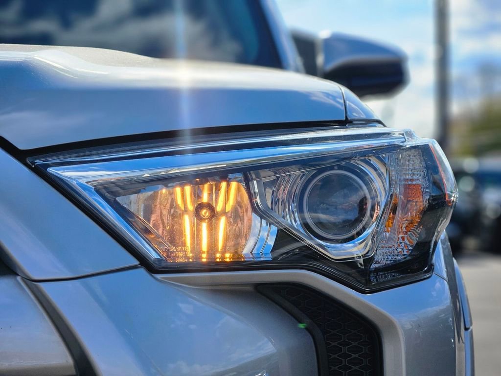 Used 2019 Toyota 4Runner SR5 AWD/4WD image 10