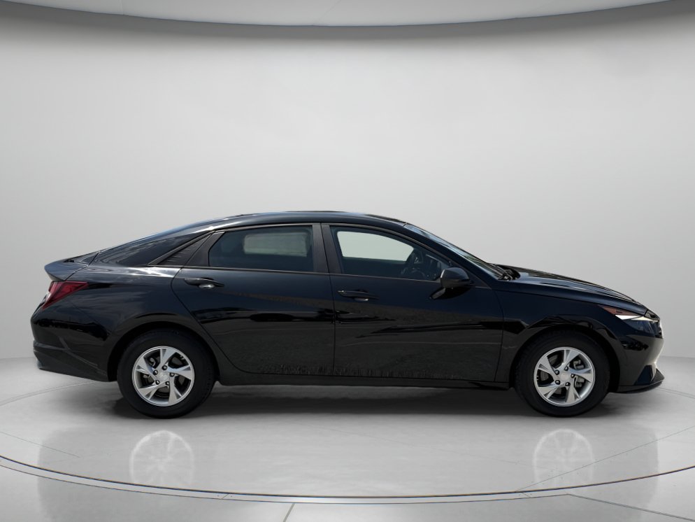 Used 2023 Hyundai Elantra SE FWD image 2