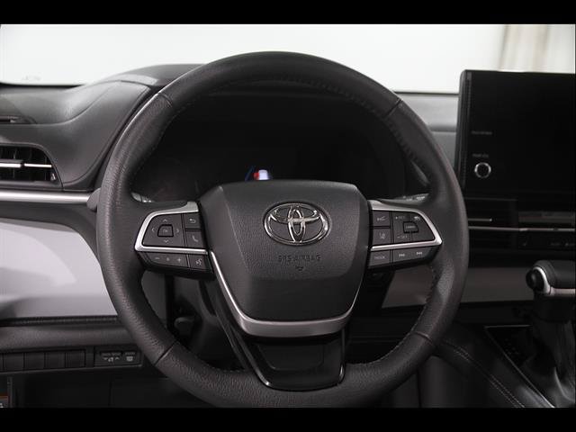 Used 2026 Toyota Sienna XLE FWD image 7