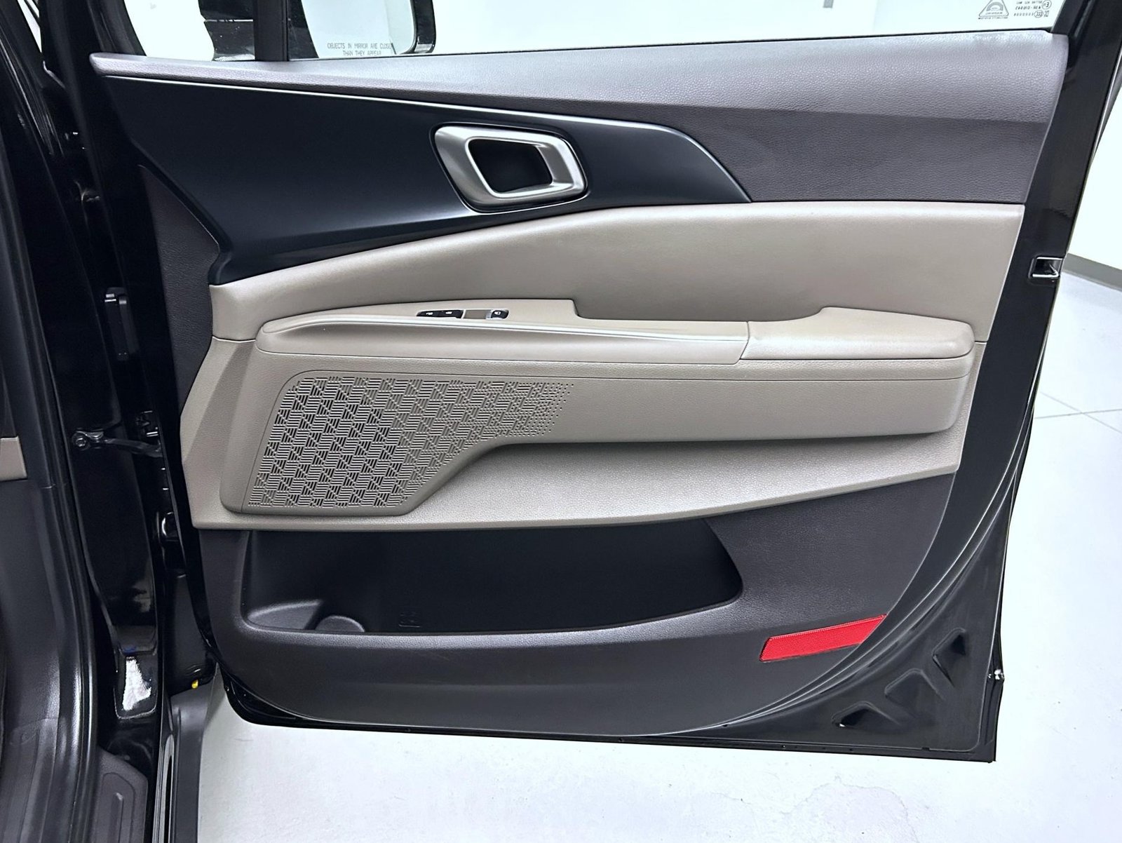 Used 2025 Kia Carnival FWD image 16