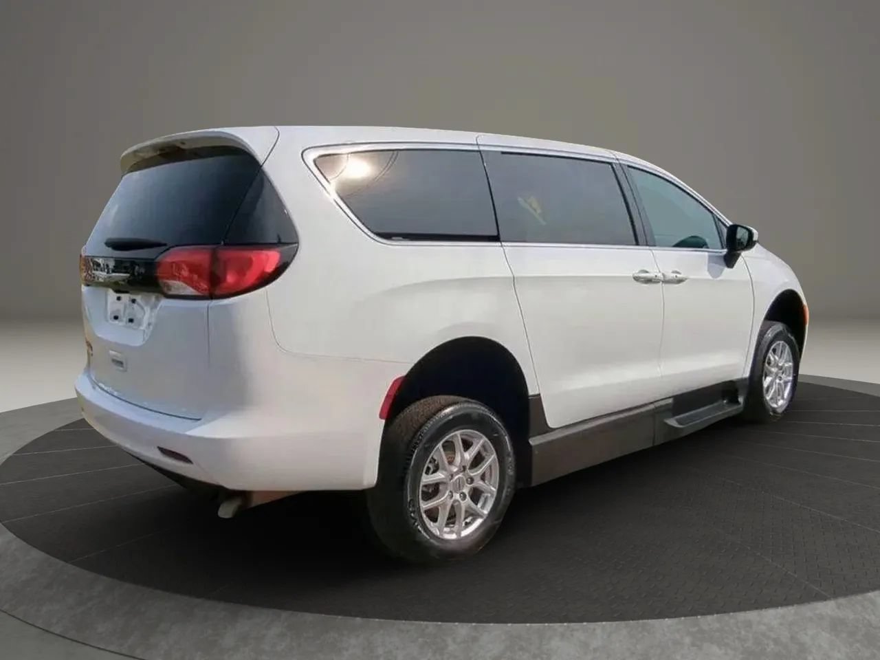 Used 2023 Chrysler Voyager LX FWD image 5