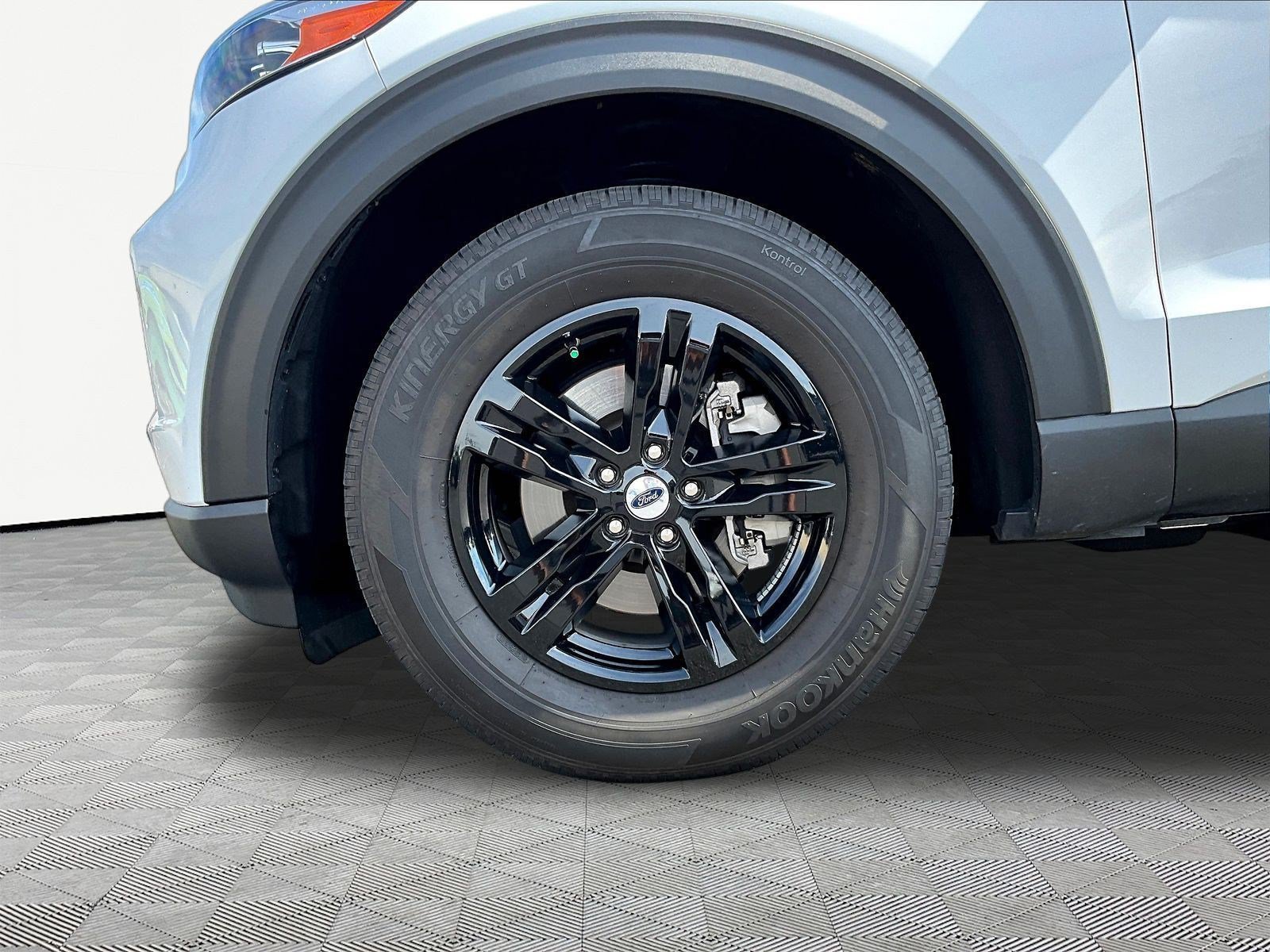 Used 2023 Ford Explorer XLT AWD/4WD image 34