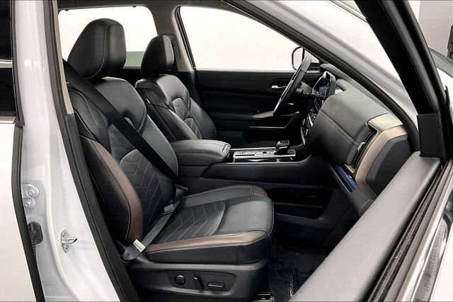 Used 2025 Nissan Pathfinder Platinum w/ Cargo Package FWD image 8