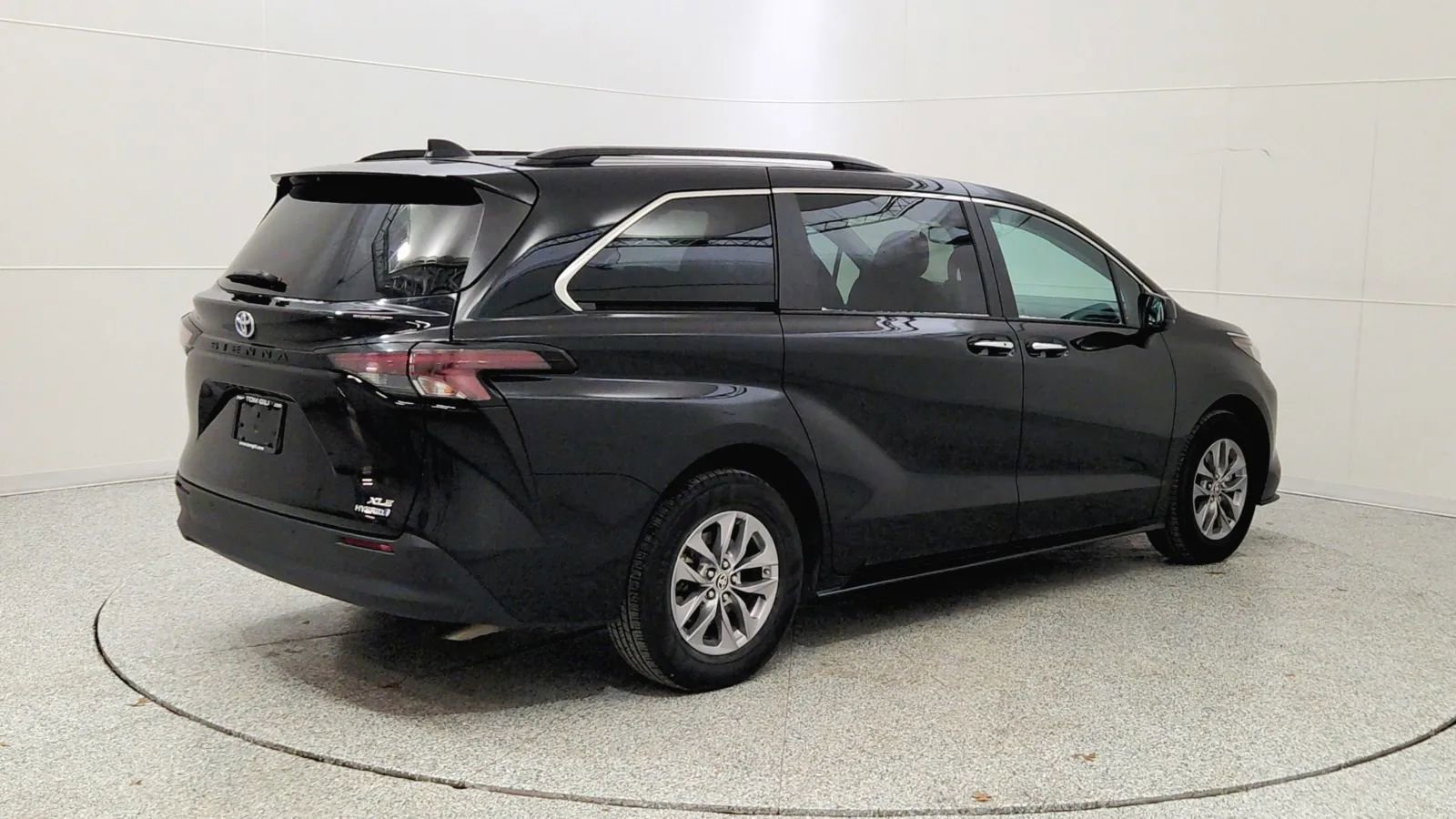Used 2024 Toyota Sienna XLE image 7