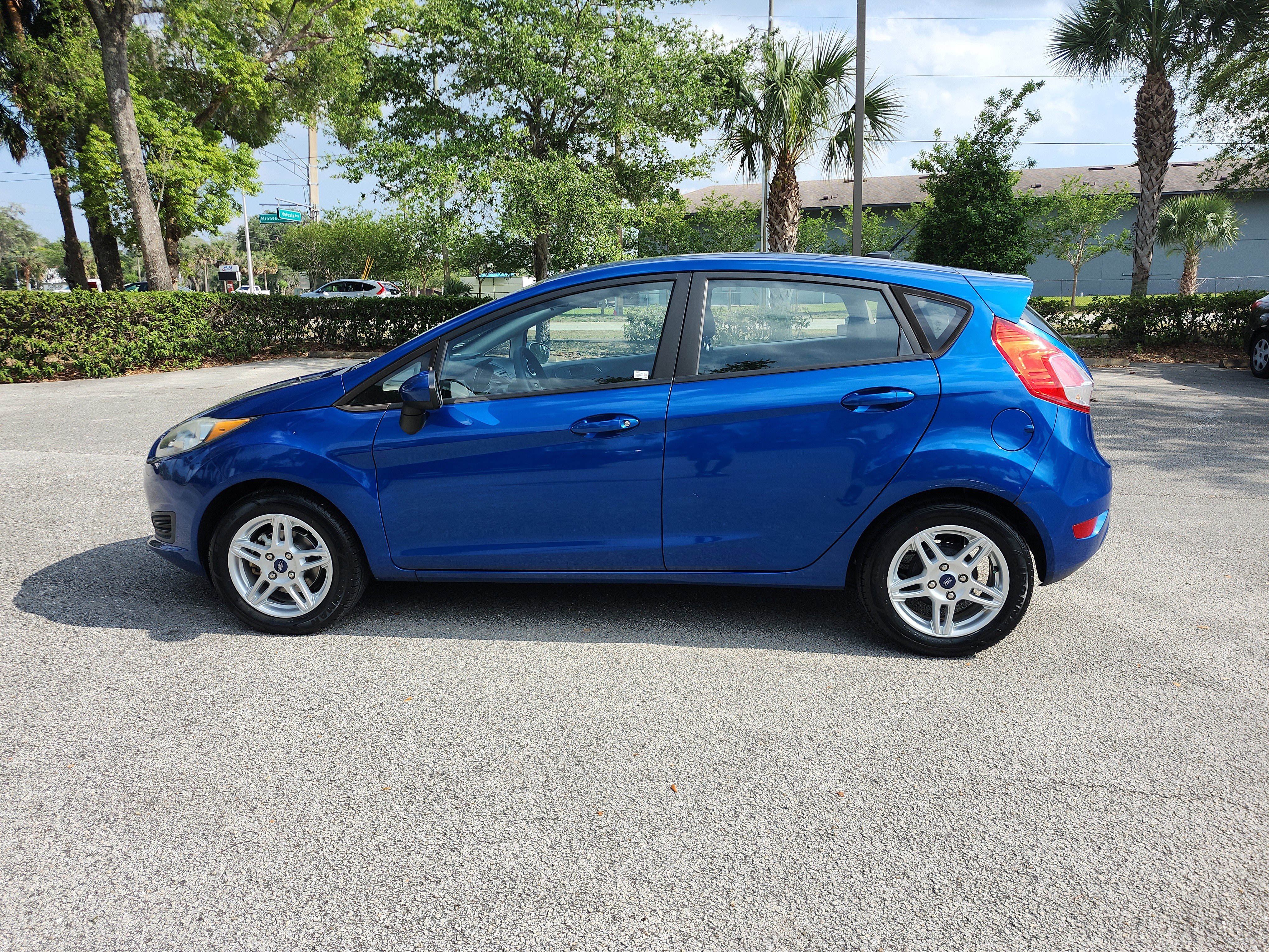 Used 2018 Ford Fiesta SE FWD image 1
