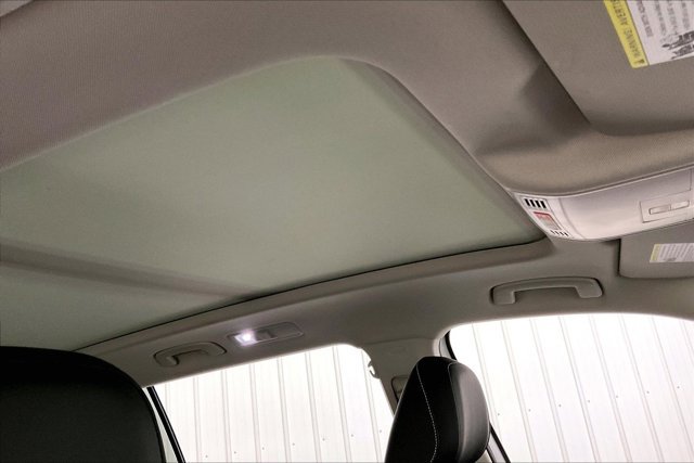 Used 2024 Volkswagen Tiguan SE w/ Panoramic Sunroof Package FWD image 22
