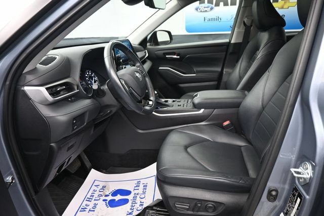 Used 2021 Toyota Highlander XLE AWD/4WD image 14