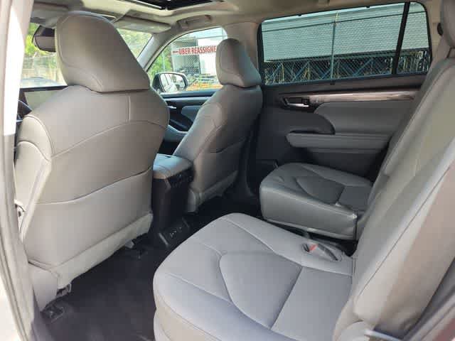 Used 2023 Toyota Highlander Limited FWD image 17