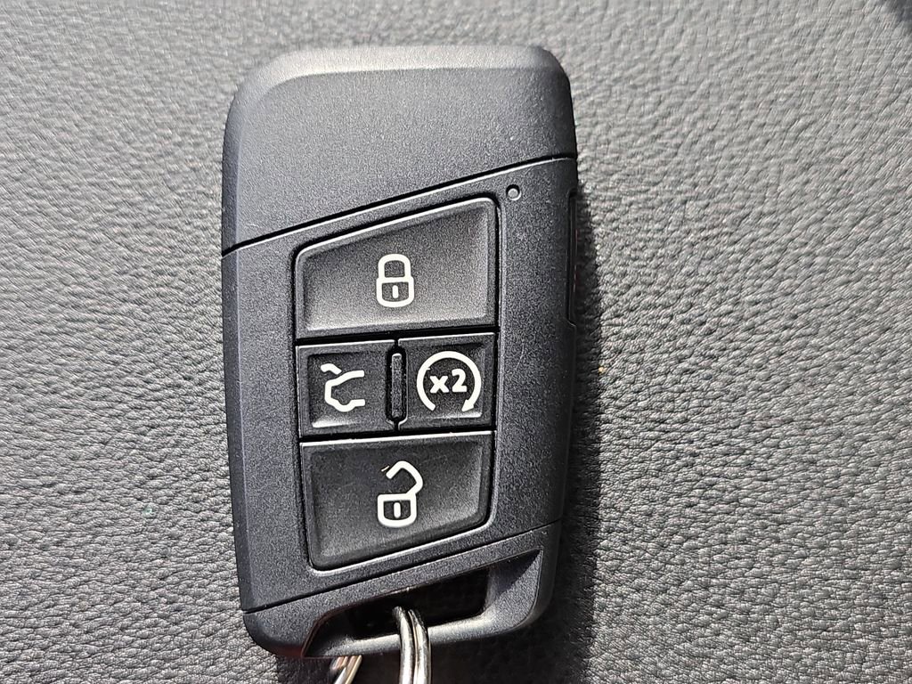 Used 2025 Volkswagen Taos SE AWD/4WD image 32