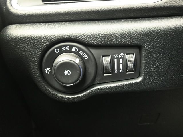 Used 2025 Chrysler Pacifica Select image 15