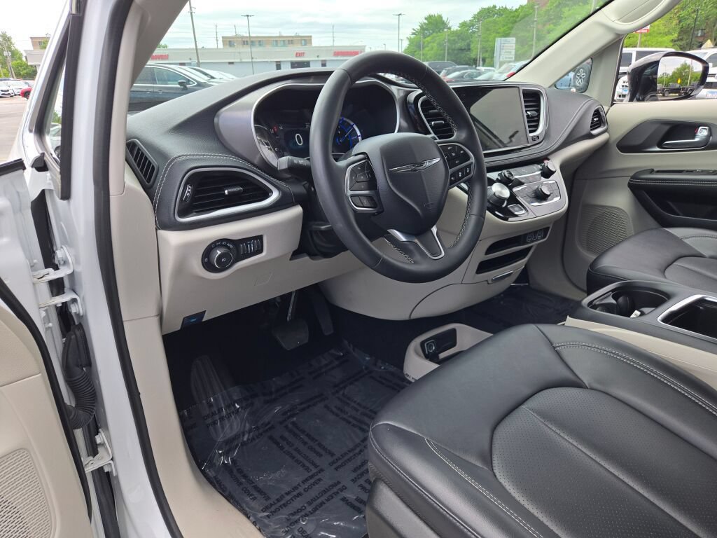 Used 2024 Chrysler Pacifica Limited FWD image 23