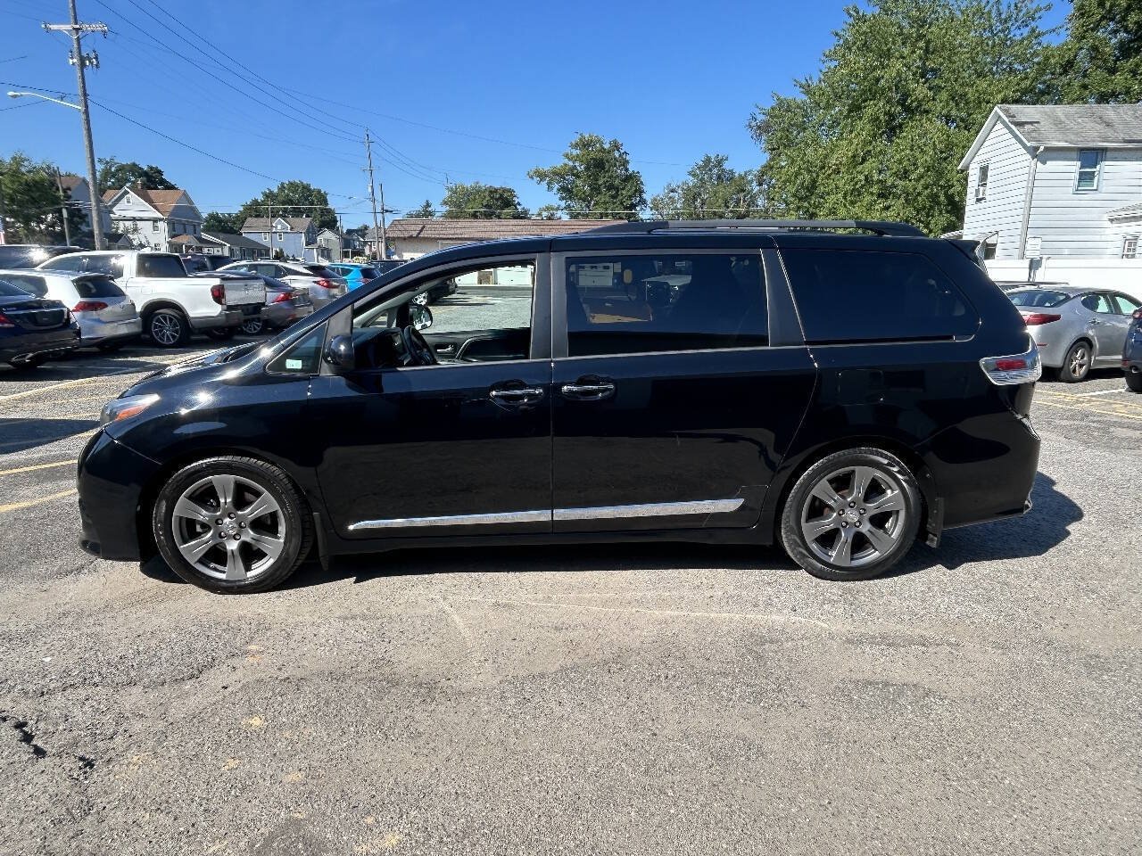 Used 2017 Toyota Sienna SE Premium FWD image 2