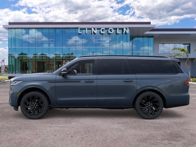 New 2025 Lincoln Navigator L Reserve w/ Jet Appearance Package AWD/4WD image 3