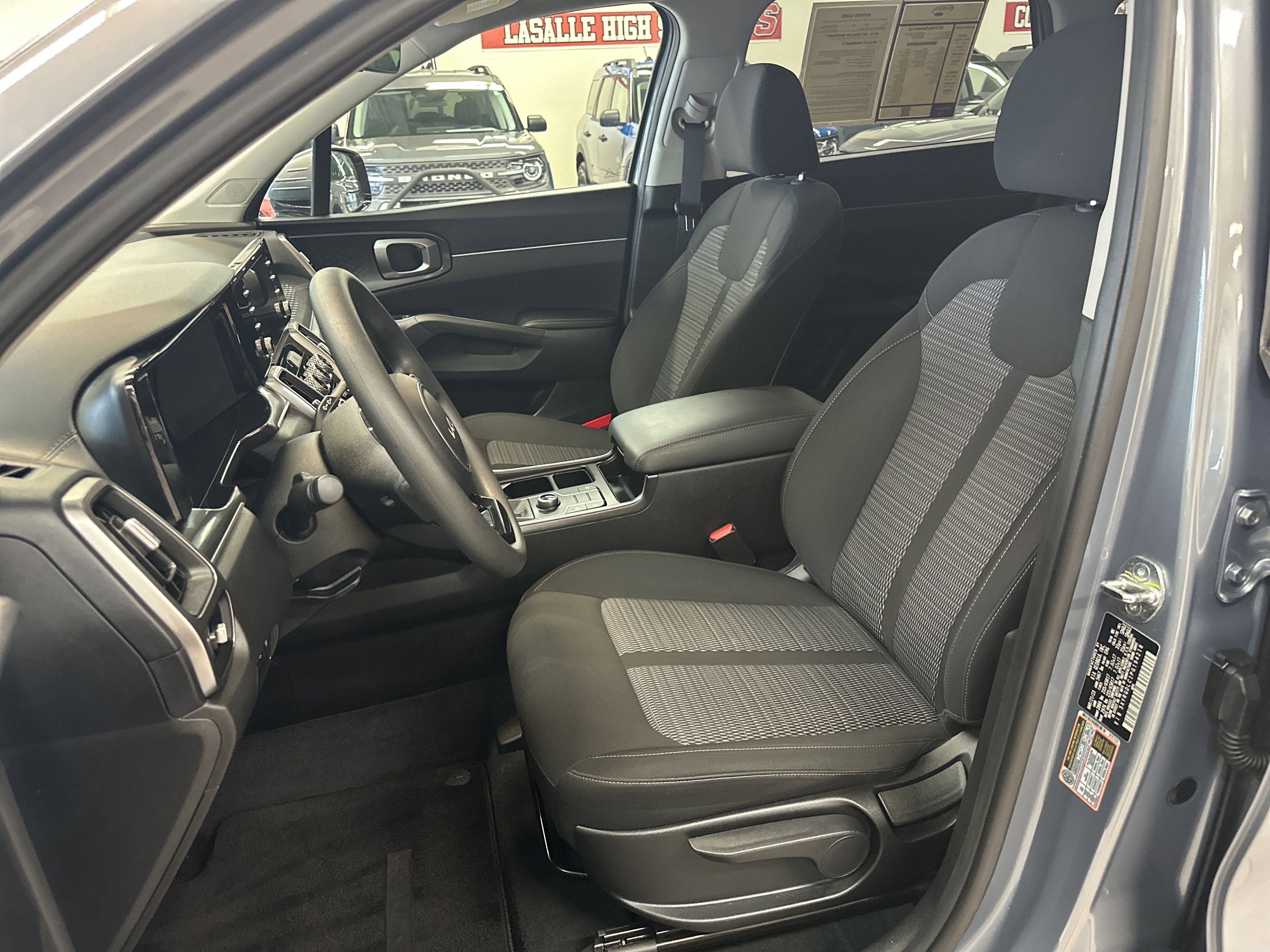 Used 2023 Kia Sorento LX image 4