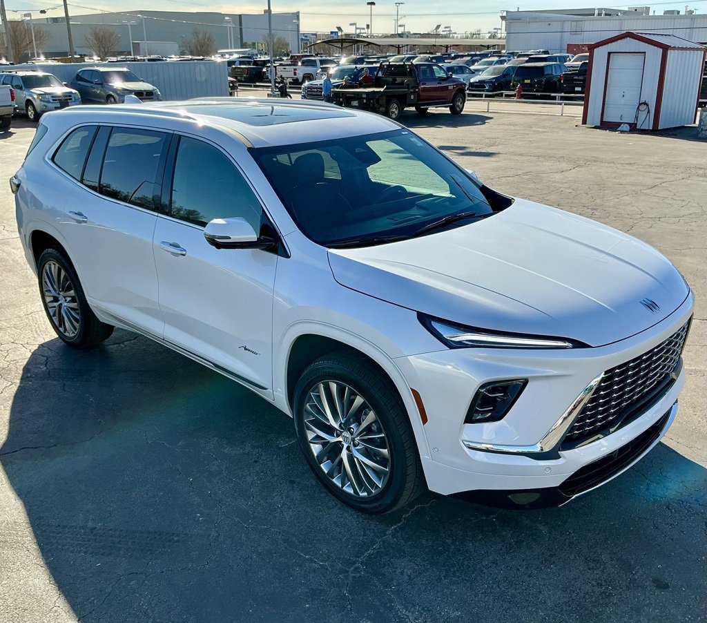 Used 2025 Buick Enclave Avenir w/ Super Cruise Package image 4