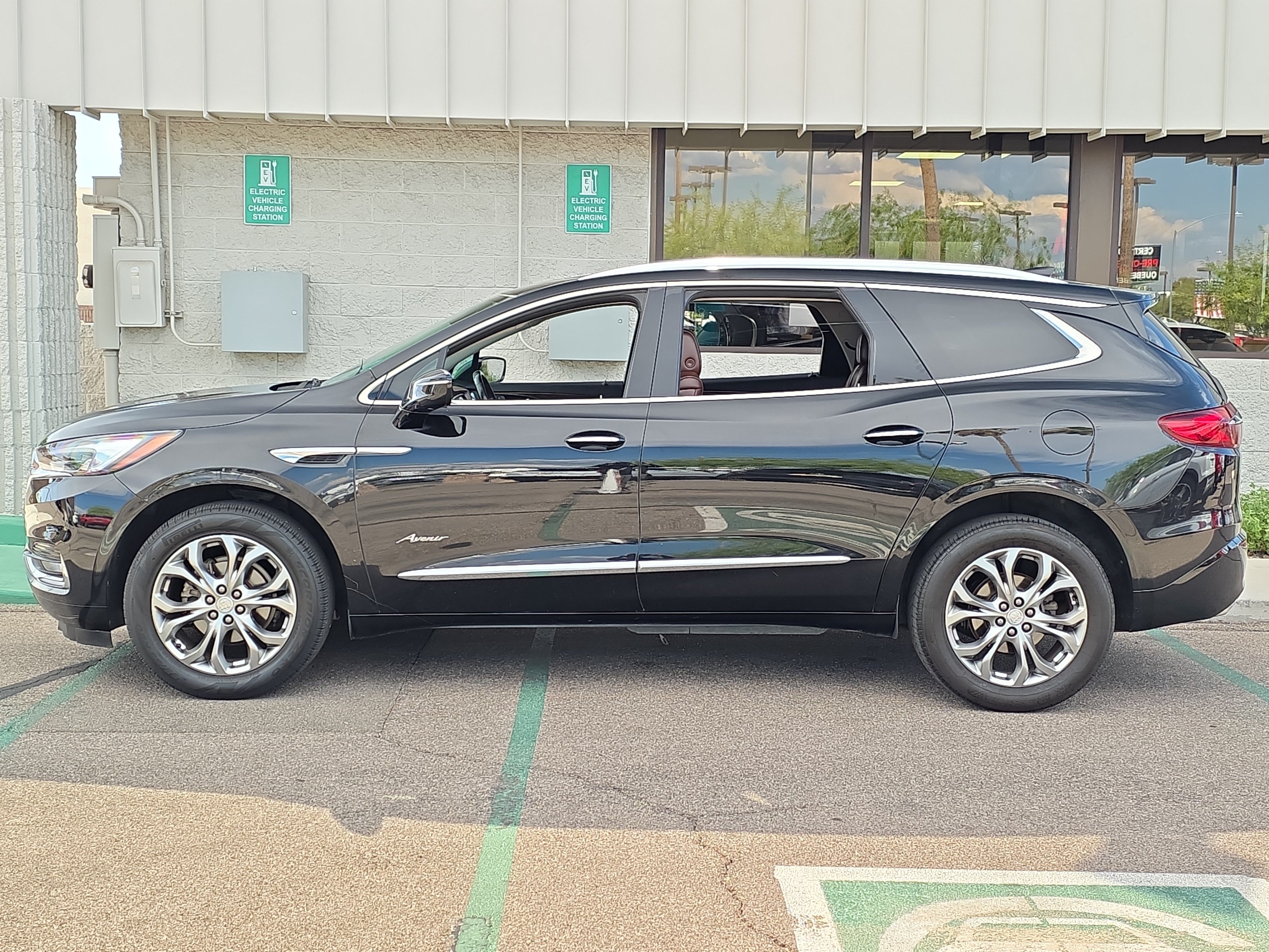 Used 2021 Buick Enclave Avenir w/ Avenir Technology Package FWD image 4