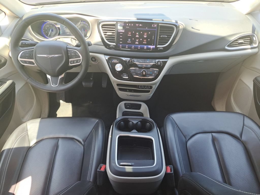 Used 2023 Chrysler Pacifica Touring-L FWD image 11