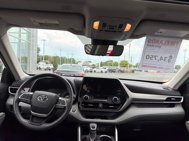 Used 2023 Toyota Highlander XLE FWD image 12