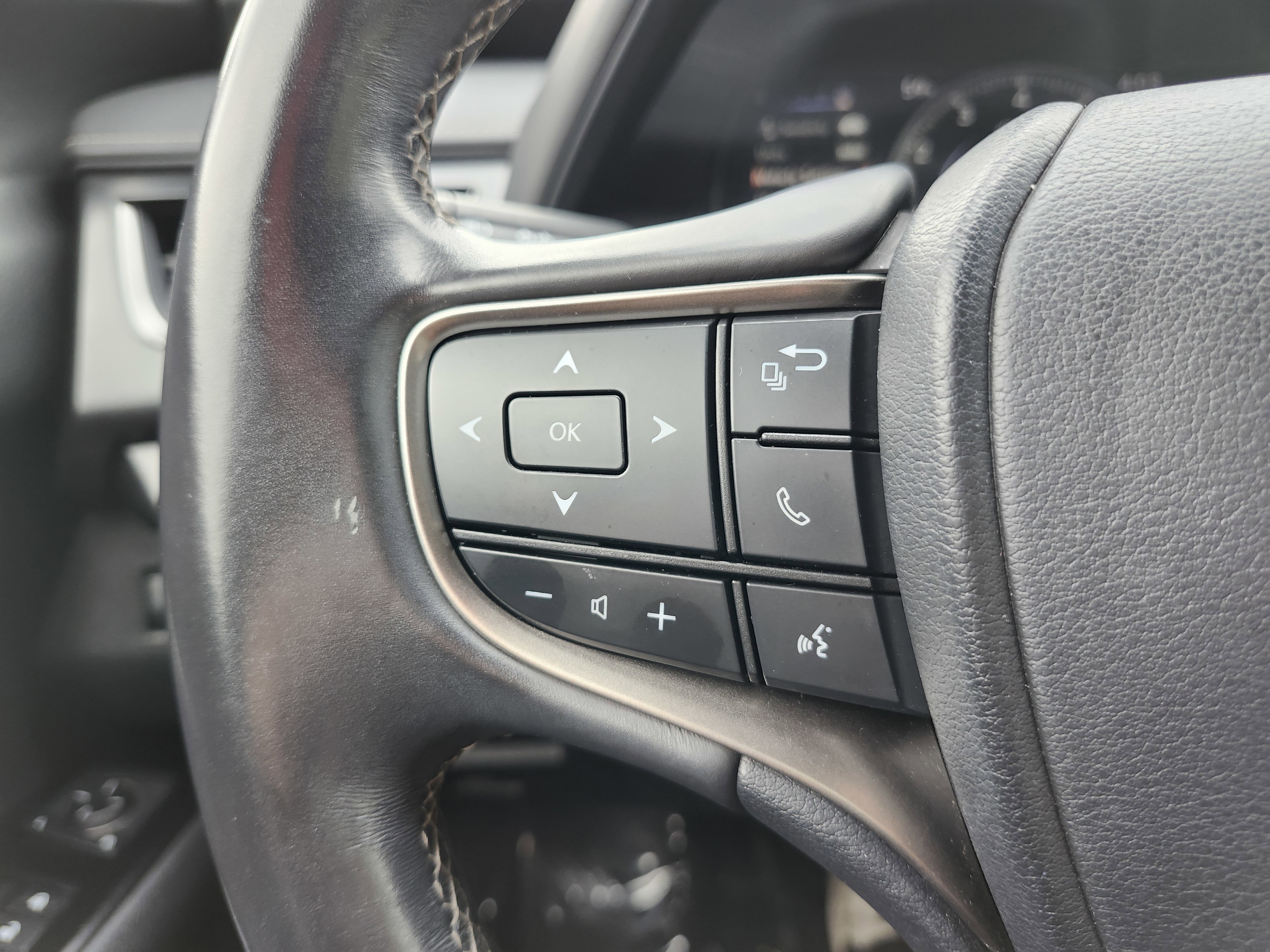 Used 2019 Lexus UX 200 w/ Accessory Package FWD image 34