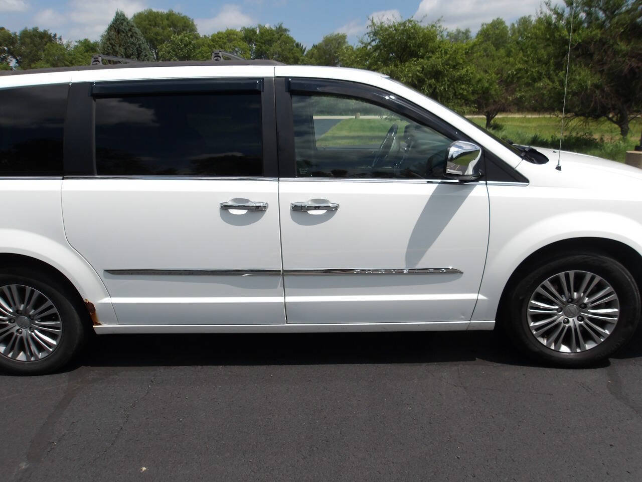 Used 2014 Chrysler Town & Country Touring-L w/ Trailer Tow Group FWD image 35