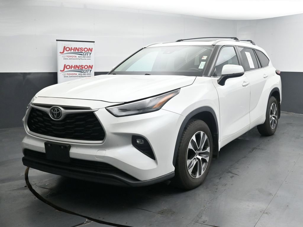 Used 2023 Toyota Highlander XLE AWD/4WD image 4