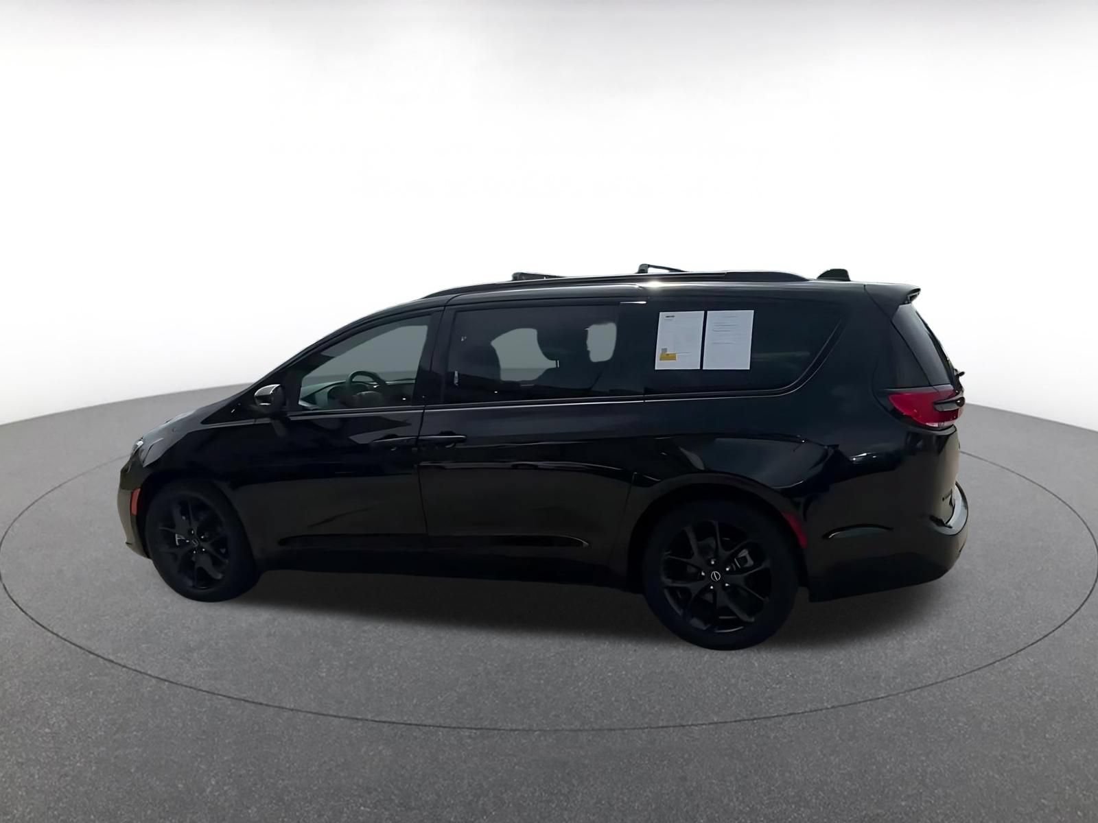 Used 2025 Chrysler Pacifica Limited FWD image 8