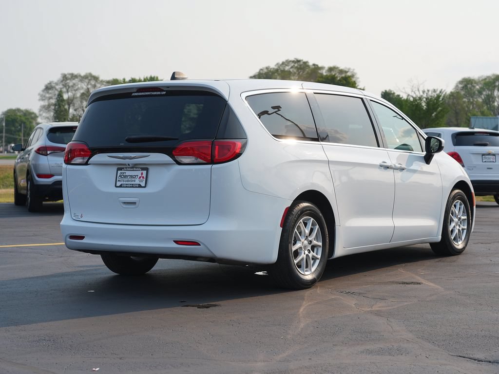 Used 2022 Chrysler Voyager LX FWD image 3