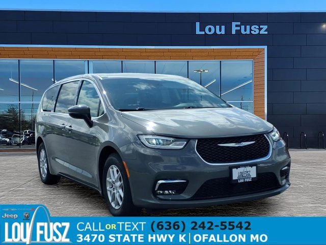 Used 2023 Chrysler Pacifica Touring-L FWD image 1