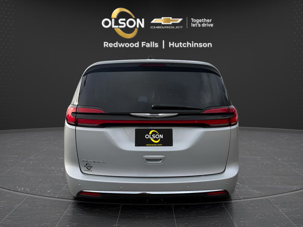 Used 2024 Chrysler Pacifica Touring-L image 4