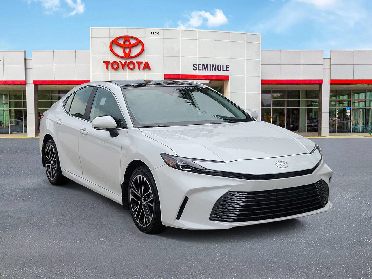 Used 2025 Toyota Camry XLE AWD/4WD image 2