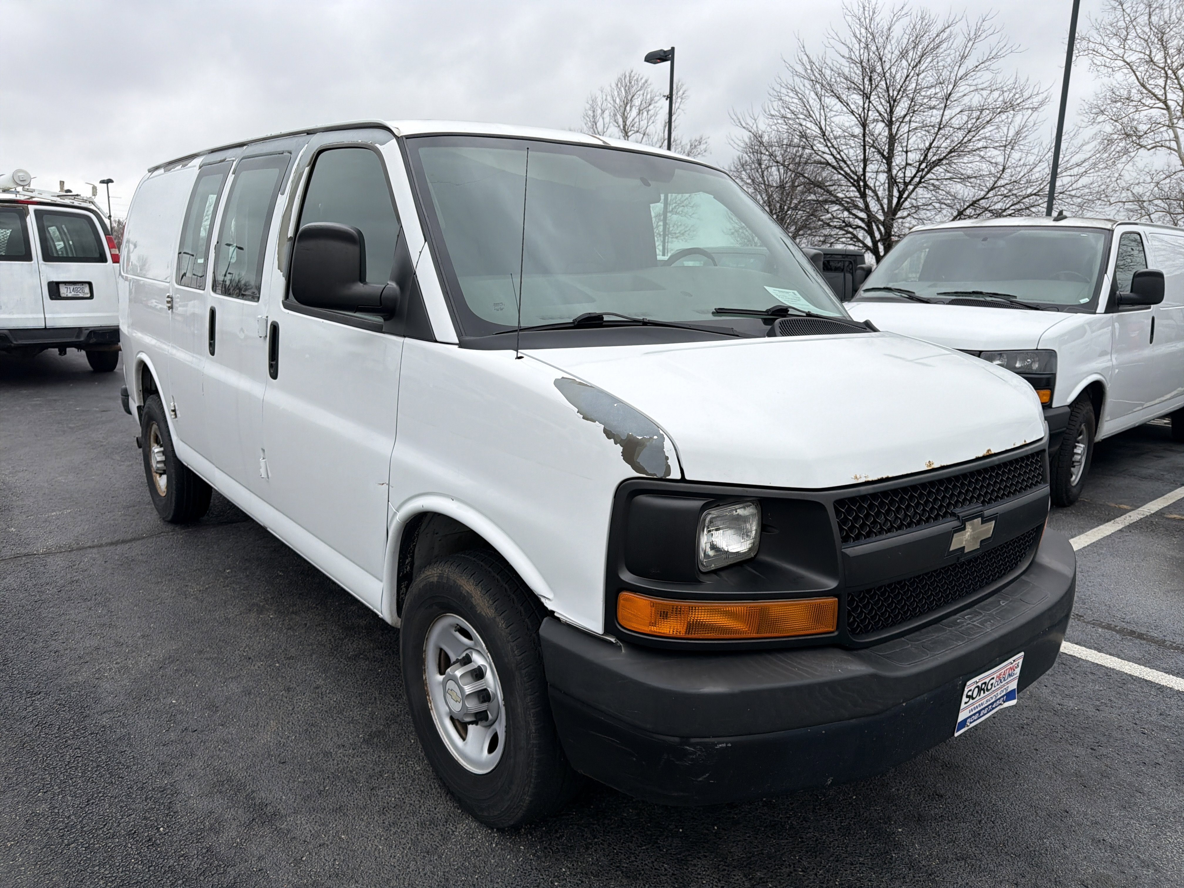 Used 2010 Chevrolet Express 2500 image 2