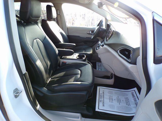 Used 2024 Chrysler Pacifica Touring-L image 15