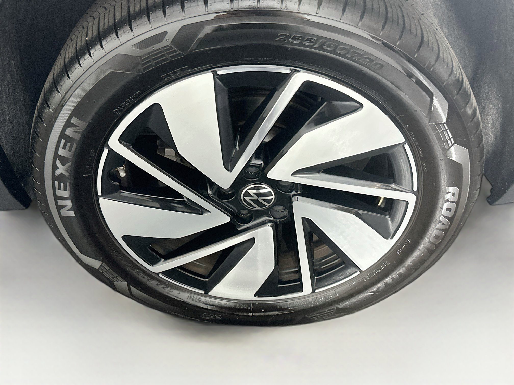 Used 2025 Volkswagen Atlas SE AWD/4WD image 11