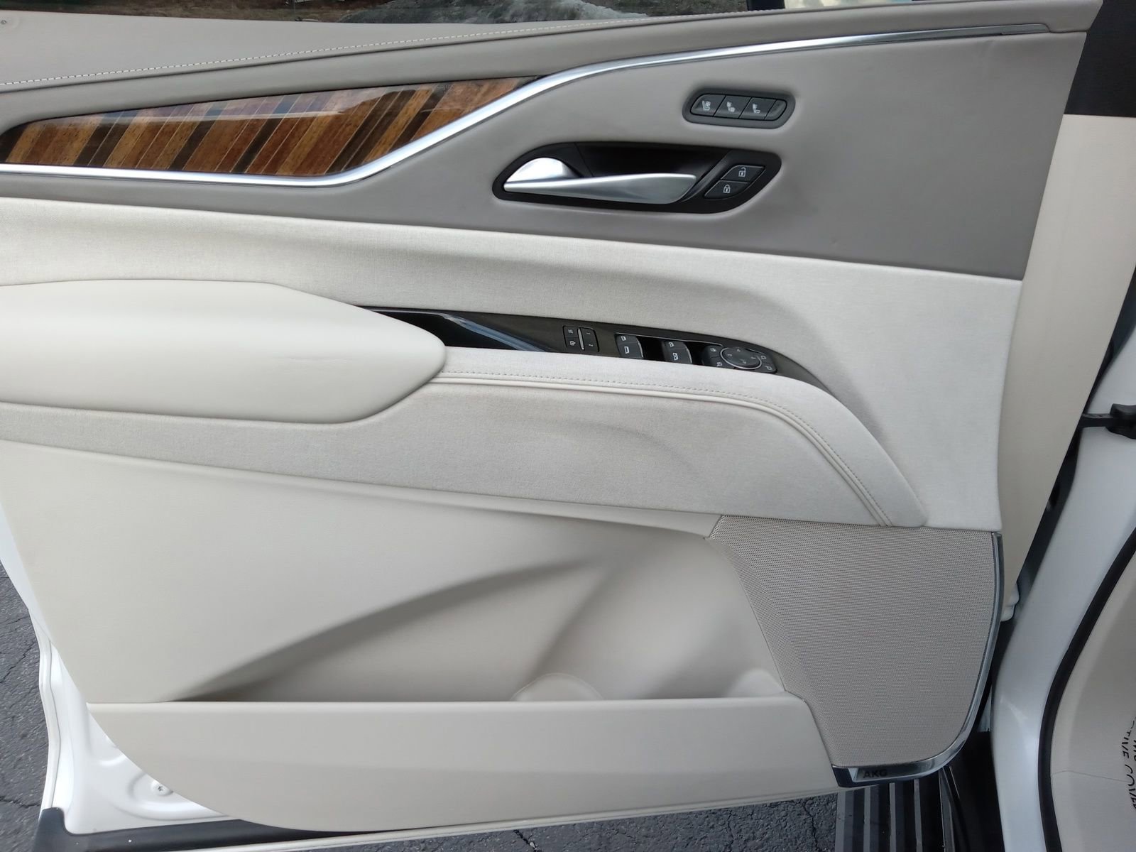 Used 2023 Cadillac Escalade Premium Luxury Platinum image 9