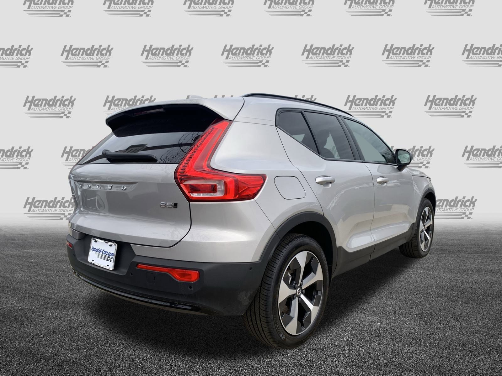 Used 2025 Volvo XC40 B5 Plus image 10