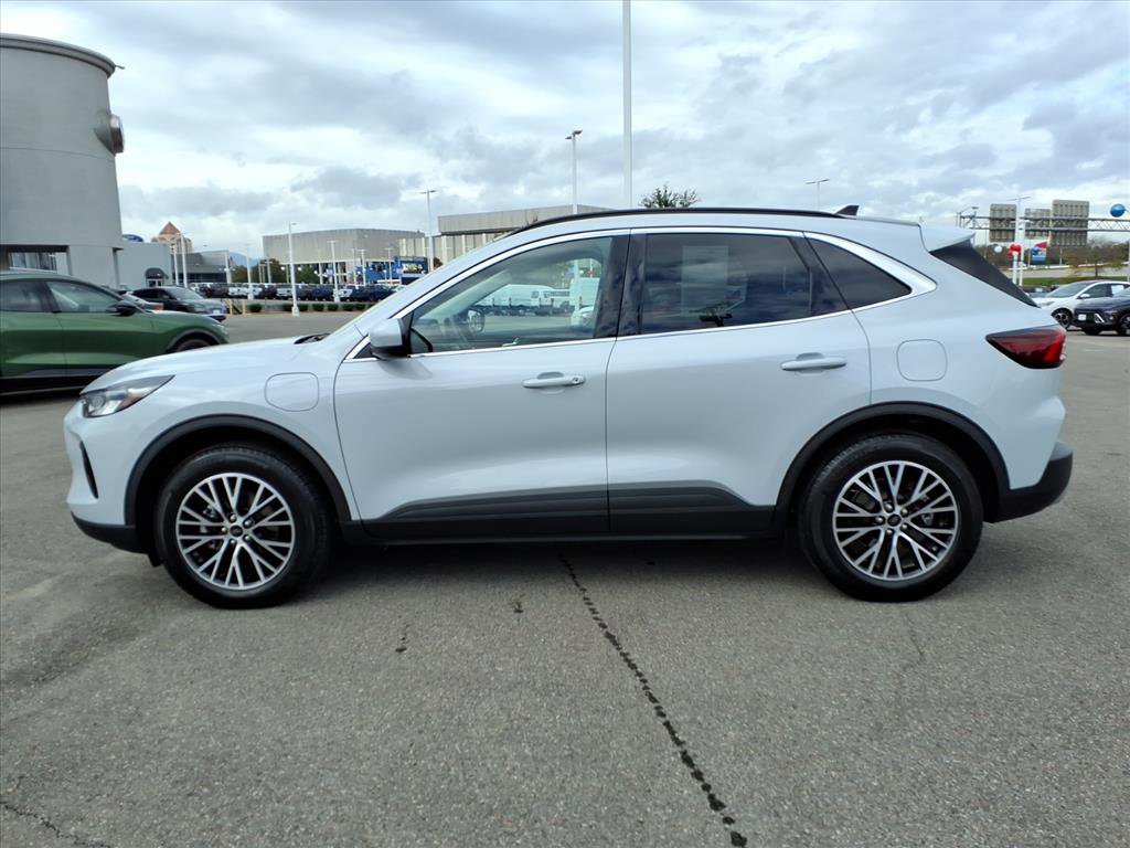 Used 2025 Ford Escape SE image 2