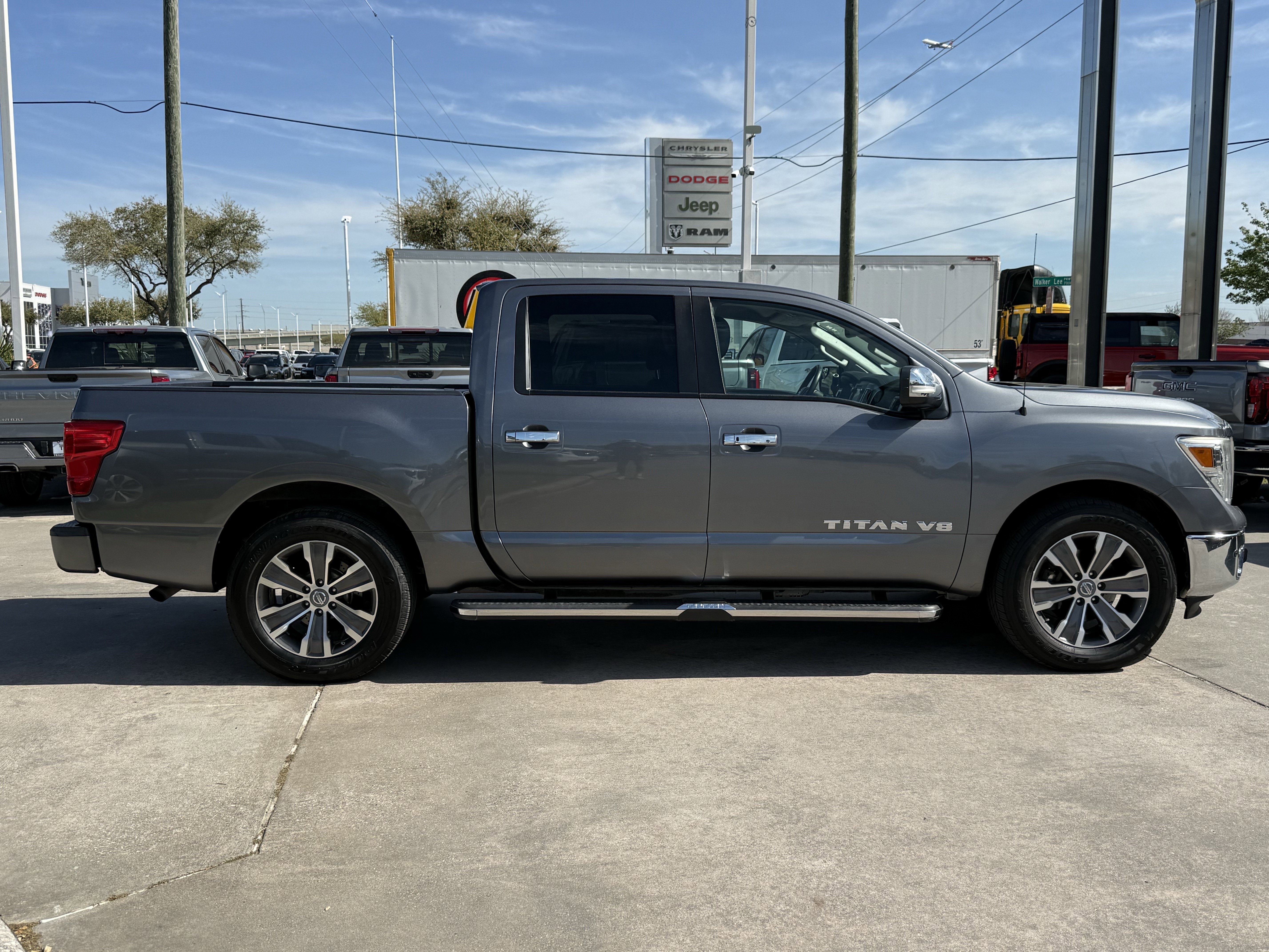 Used 2018 Nissan Titan SL image 3