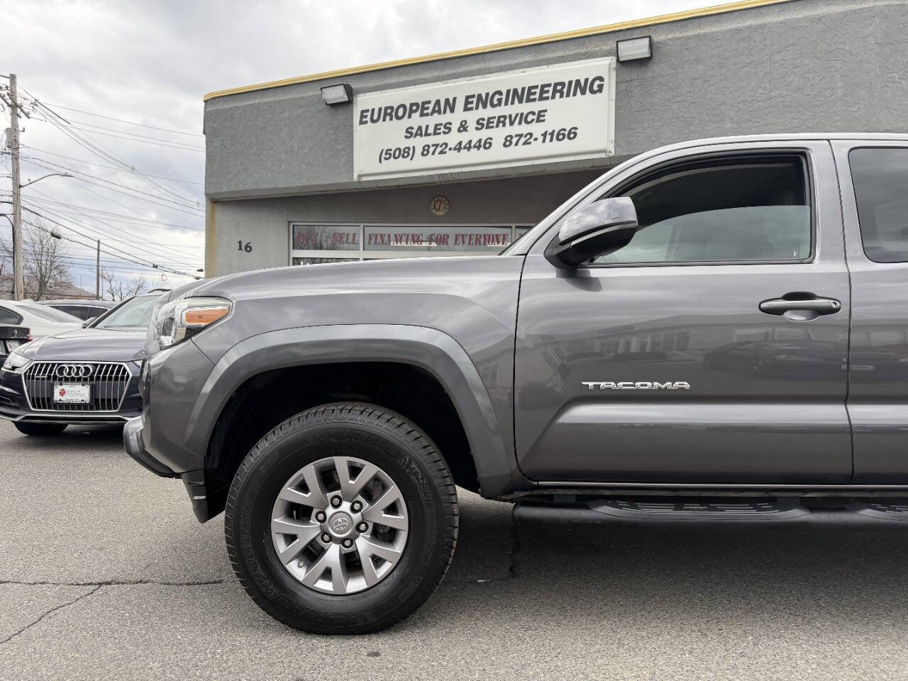 Used 2016 Toyota Tacoma SR5 w/ Exterior Package image 9