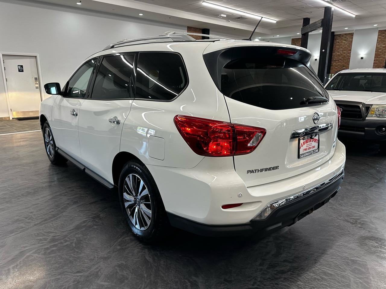 Used 2018 Nissan Pathfinder SV w/ SV Tech Package AWD/4WD image 7