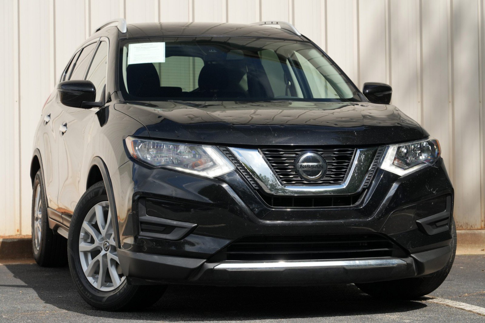 Used 2020 Nissan Rogue SV FWD image 2