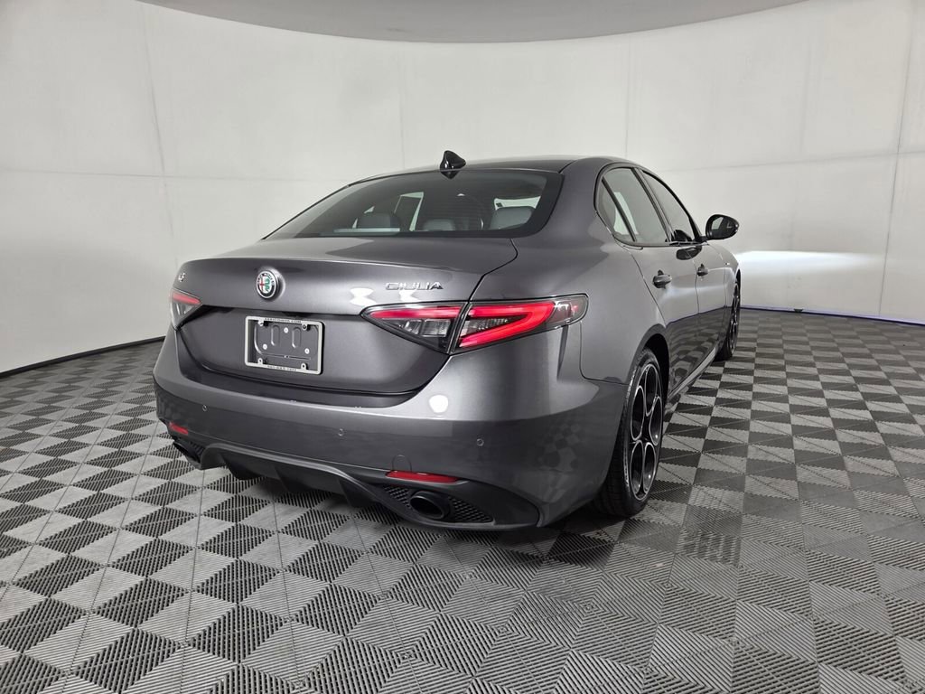 Used 2024 Alfa Romeo Giulia Veloce image 5