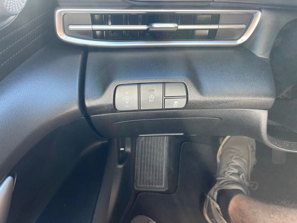 Used 2025 Hyundai Elantra SE FWD image 17