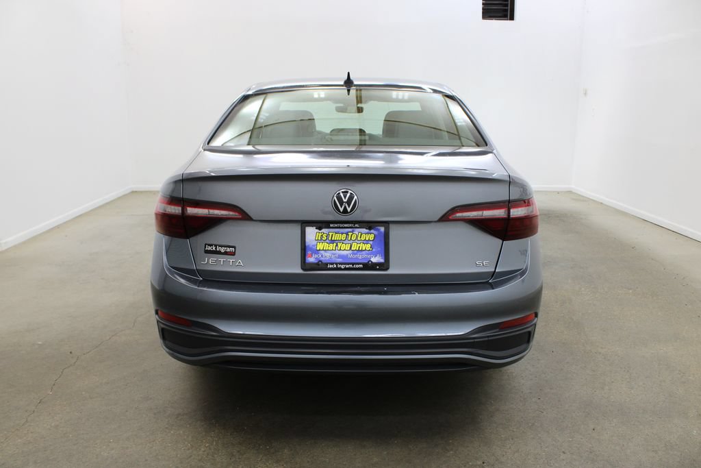 Used 2024 Volkswagen Jetta SE FWD image 4